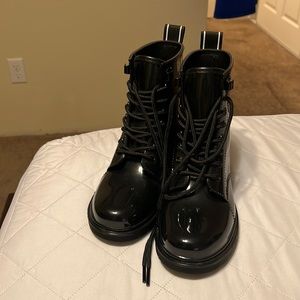 I only used the boots one time and they are size 6 there are Michael kors